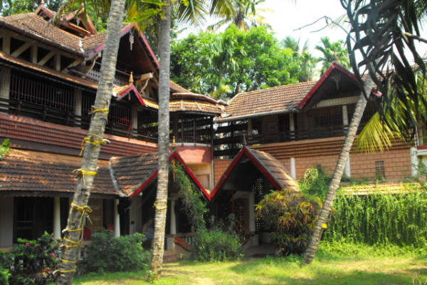 03-Sie-wohnen-in-traditionellen-indischen-Häusern-zum-Teil-mit-massiv-Holz-bebaut.