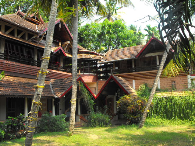03-Sie-wohnen-in-traditionellen-indischen-Häusern-zum-Teil-mit-massiv-Holz-bebaut.