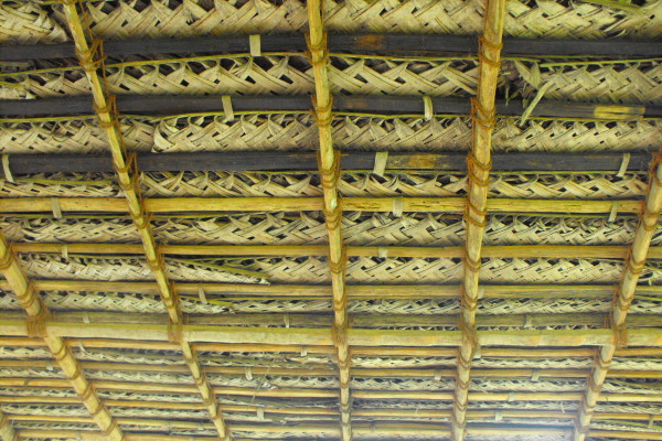 Regionale-Handarbeit-fördern-Palmgeflochtene-Dächer
